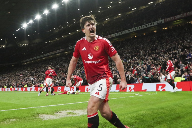 hth-降薪近一半！英媒：曼联考虑开两年周薪10万镑合同，马奎尔愿考虑