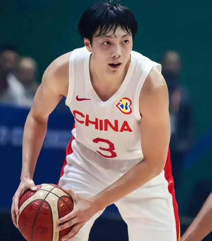 中国男篮12人大名单预测！胡明轩领衔徐昕入选，庞峥麟首亮相